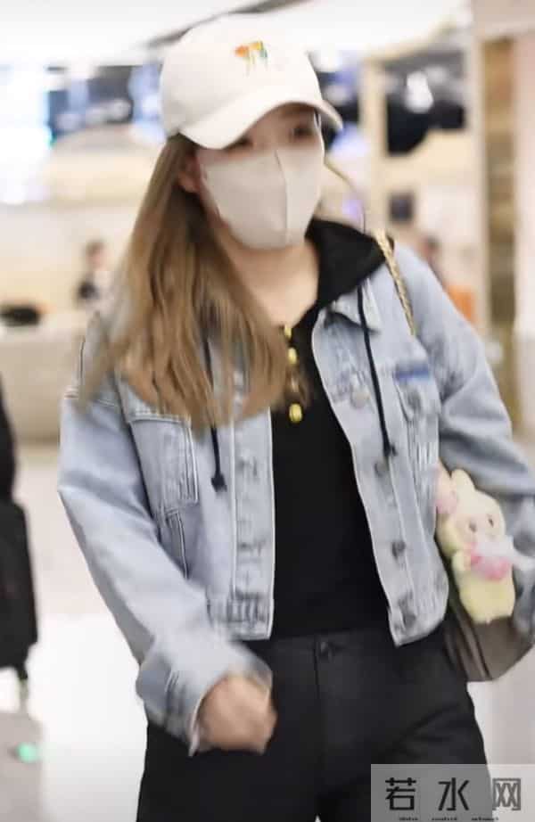 11.28刘诗雯抵达杭州，牛仔外套配帽子尽显休闲洒脱气质