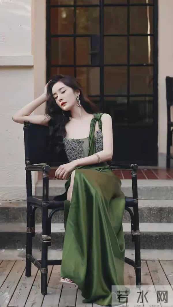 杨幂这种紧身皮裤你爱了吗？