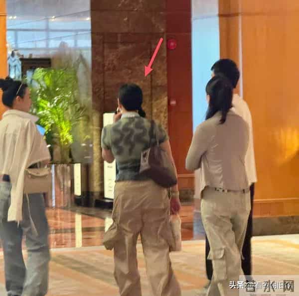 55岁钟丽缇和女儿现身新加坡逛商场，她扎着麻花辫，脸部皮肤超好