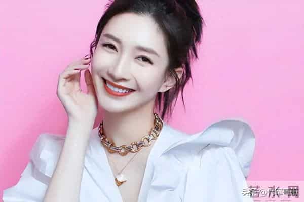 39岁江疏影久违现身！海外产子真相大白，近照曝光反差引发热议