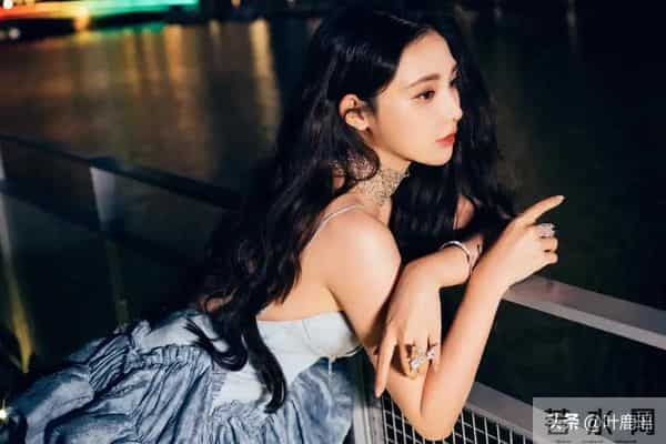 彭小苒 活动礼服造型 抹胸长裙前短后长凸显大长腿