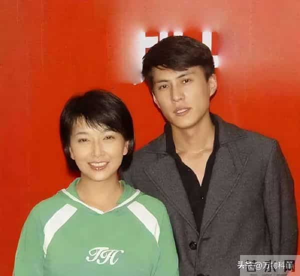 57岁江珊近照曝光，脸垮嘴斜，满头白发，女神成老太，让人太心酸