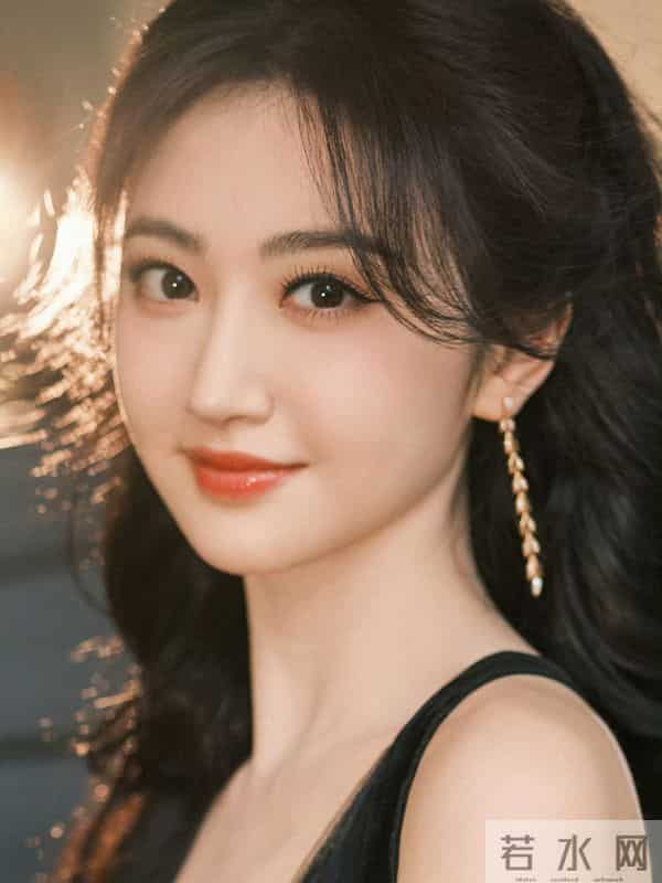 景甜一袭深V露背长裙性感妩媚