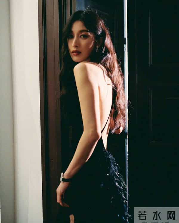 蛇蝎美人张俪终于火了 裸背骨感 身材修长曼妙 腰臀比一绝