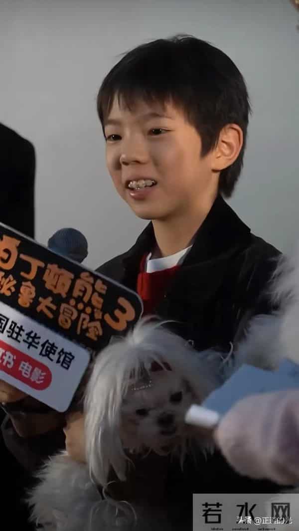 杜江带儿子看男篮比赛 嗯哼龅牙 两颊鼓像金鱼嘴 12岁身高近1米7