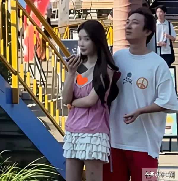 王思聪与网红蓓蓓香港度假被偶遇，开心的像个孩子，“打脸”懒懒