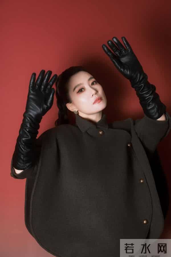 歌手谭晶舞台黑色丝袜筒靴造型，好有韵味