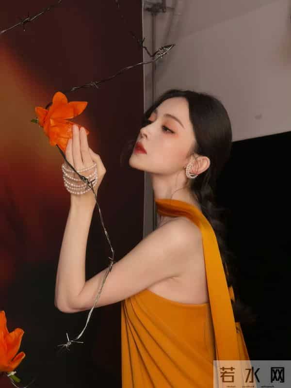 娜扎黄色抹胸长裙