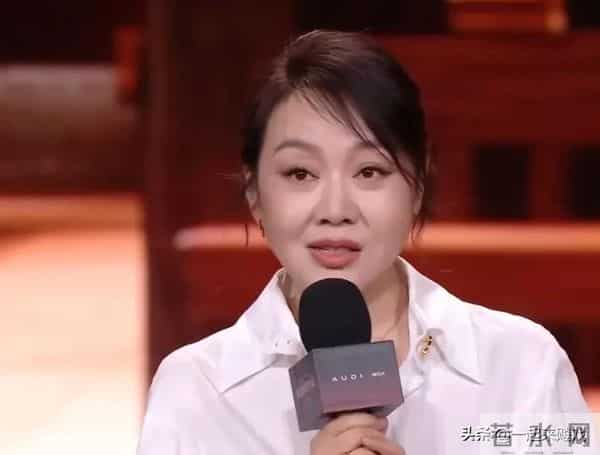 闫妮笑起来的梨涡依旧,眼神清澈明亮,美得如此真实、自然的女神