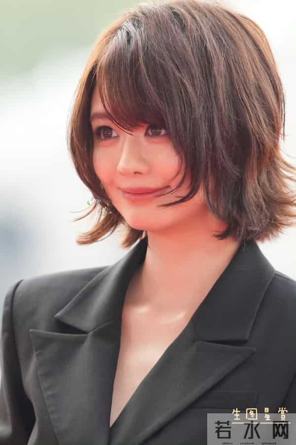 白翊汝文荣奖红毯生图，黄晓明新签艺人，脖子以下全是腿