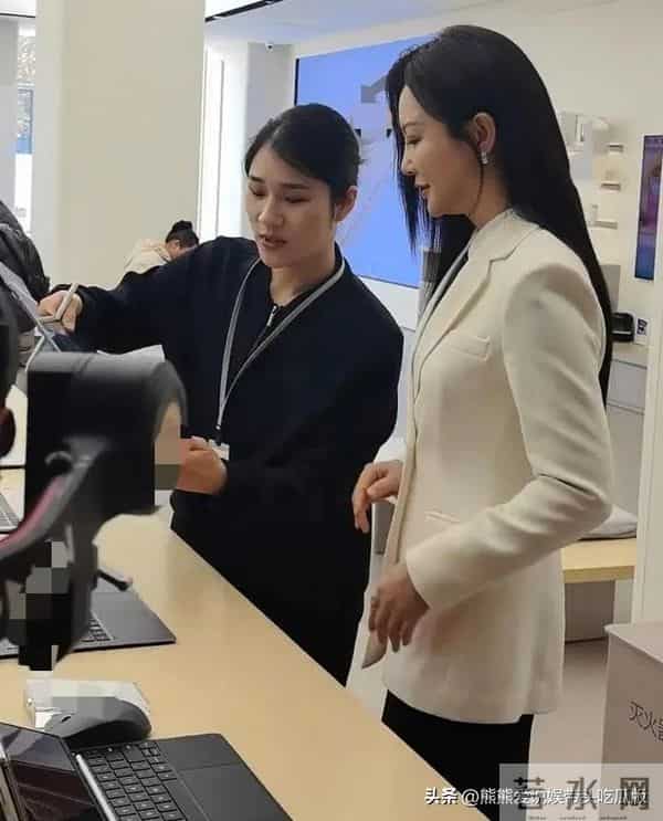 56岁陶红在北京被偶遇，她身材高挑，打扮时尚，看起来像40多女人