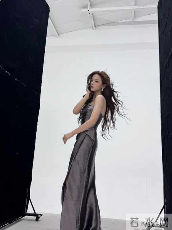 杨超越红毯两套备选也美疯了这勾魂的腿啊