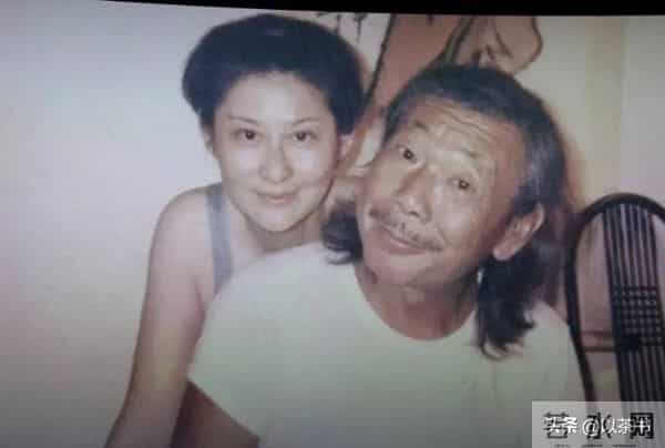 原来他已去世11年，早年恋情精彩52岁才结婚，遗孀比他小23岁