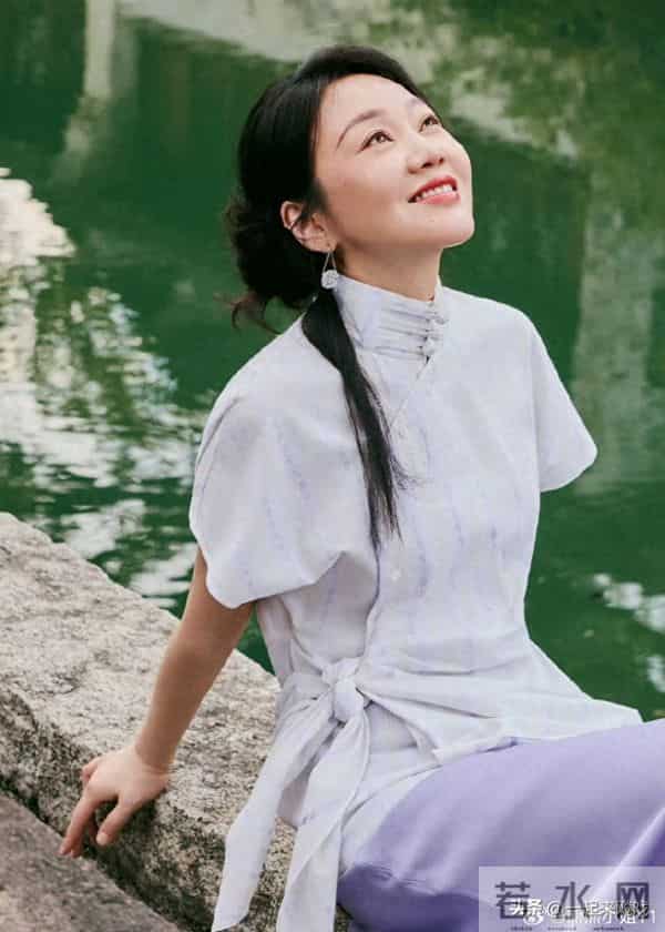 闫妮笑起来的梨涡依旧,眼神清澈明亮,美得如此真实、自然的女神