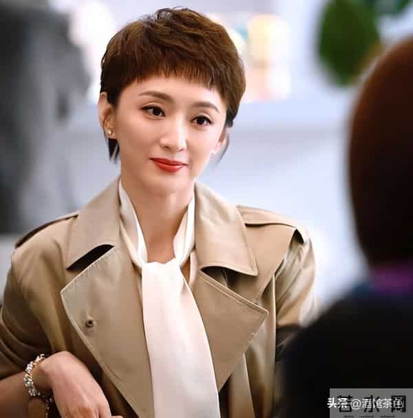 原来他就是许亚军大儿子,中戏毕业1米8大帅哥,和继母长得很像