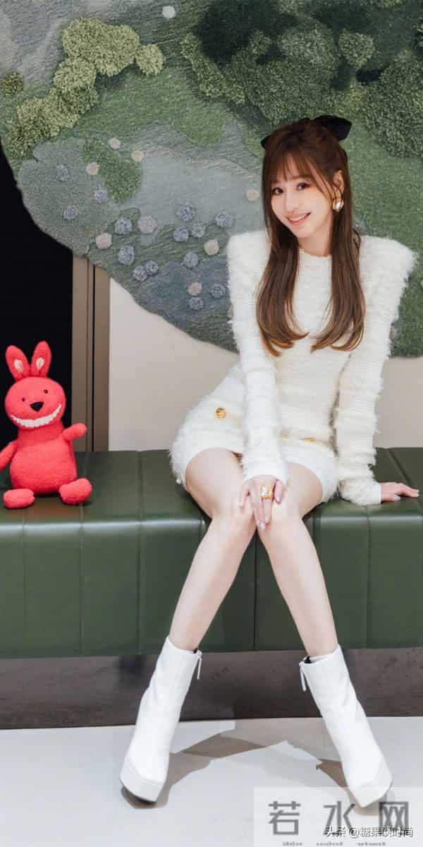 43岁的王心凌，真是越来越会打扮了，2套女人味十足的搭配，真美