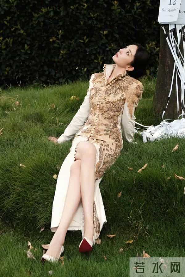 杨幂鎏金旗袍配红底鞋，这腰臀比是女娲炫技吧！