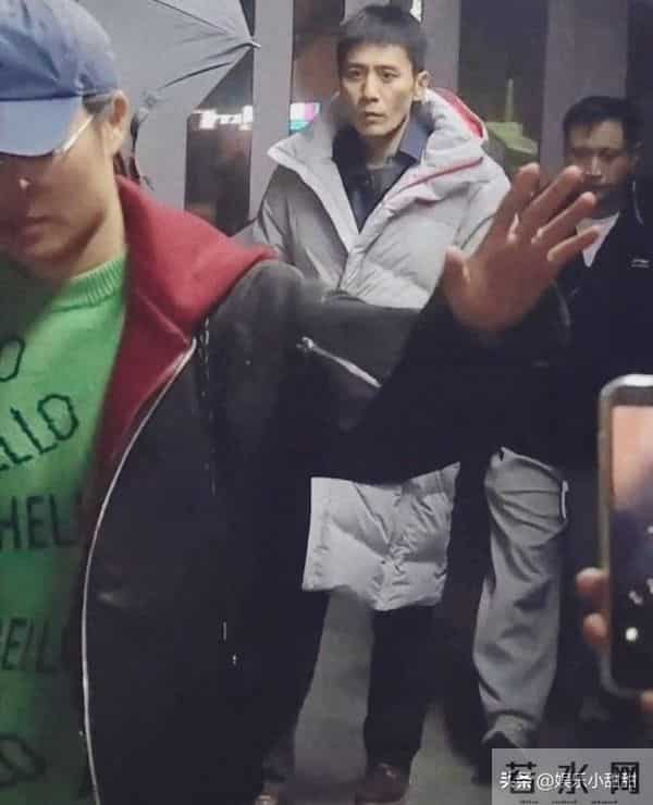 山城惊现“冻龄男神”！刘烨47岁面容似小伙，路人镜头下太帅了！