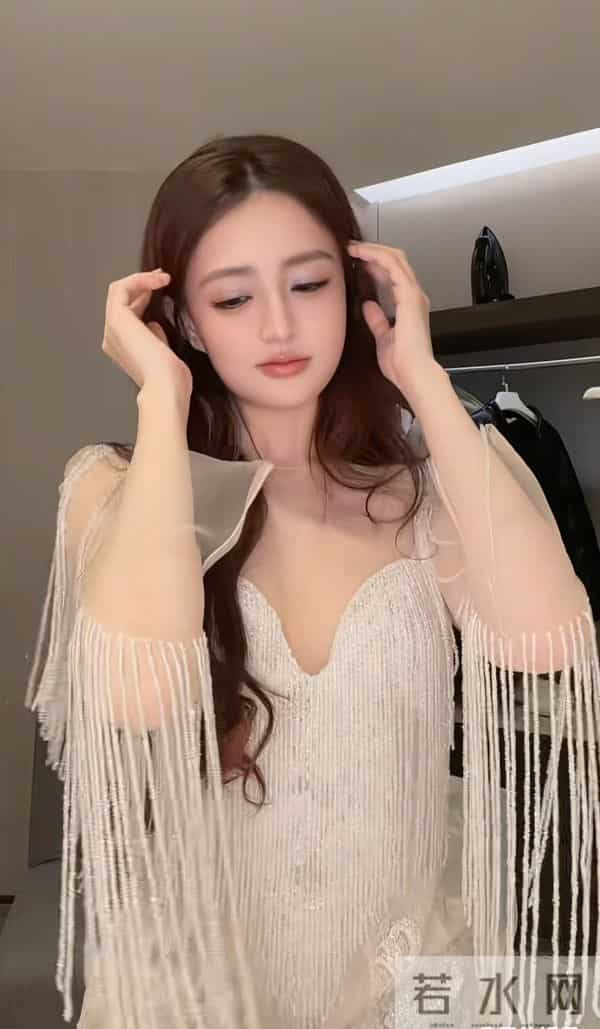 徐璐“魔性”抖肩舞：破圈的快乐密码？