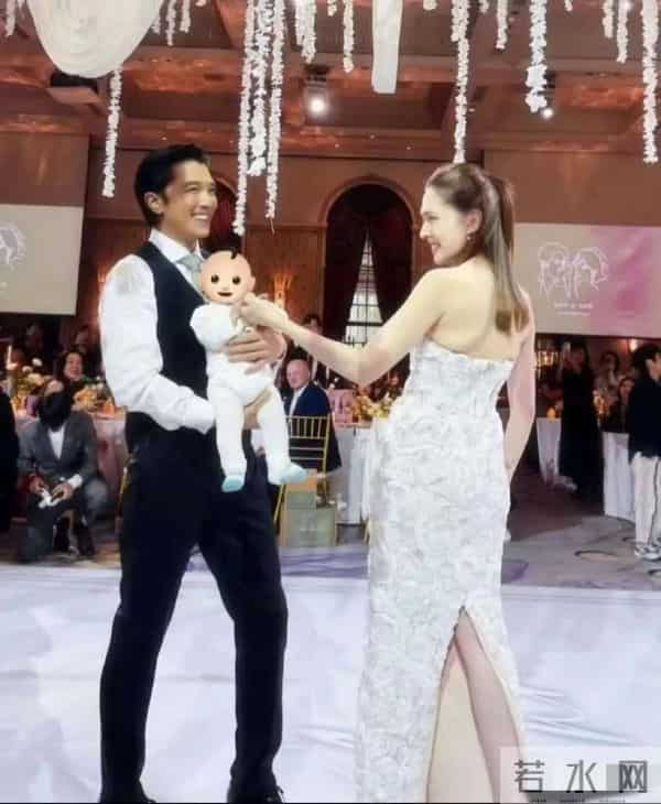 邱泽许玮甯3个月儿子正脸曝光，腿长惊人 目测能长到1米8