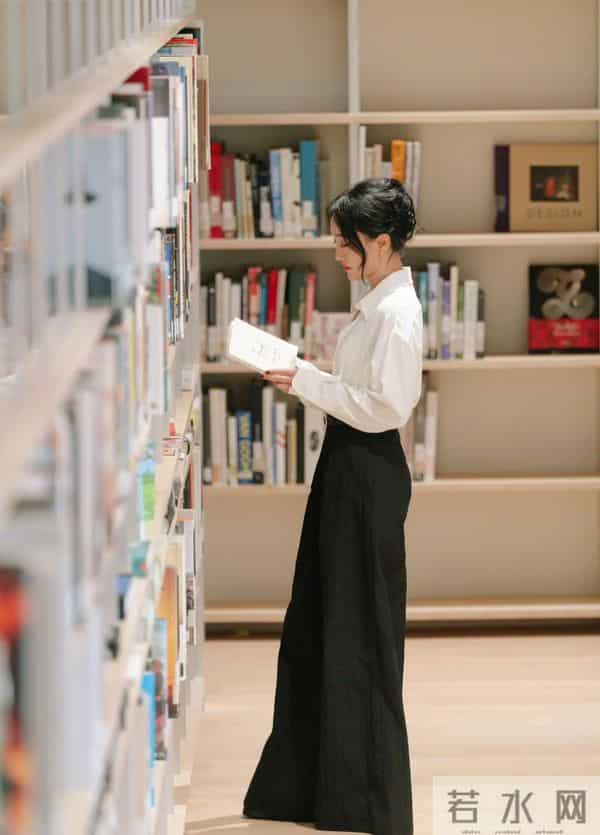 周迅化妆时的照片暴露了她的真实颜值，大眼睛的女星真的容易显老