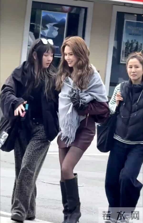 昆凌短裙黑丝袜长皮靴新西兰拍摄，近距离看真美！