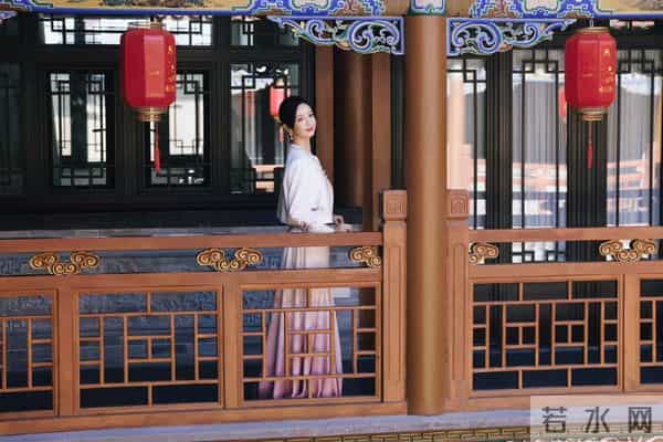 佟丽娅回母校！晒美照庆中戏75周年，依然是校花站C位，靳东也在