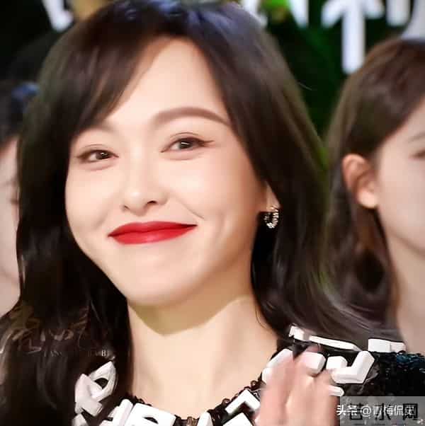 葬礼五天后唐嫣复工，法令纹凹陷状态憔悴，脸肿成发面馒头不敢认