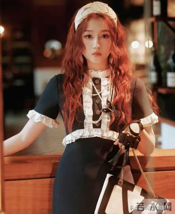 关晓彤红卷配黑裙‖甜酷复古美到心颤