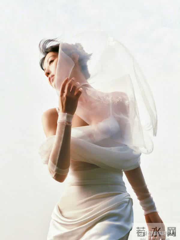 田曦薇 内衣代言写真 青春脚步跃动 活力四射的身影 美胸呼之欲出 瘦而