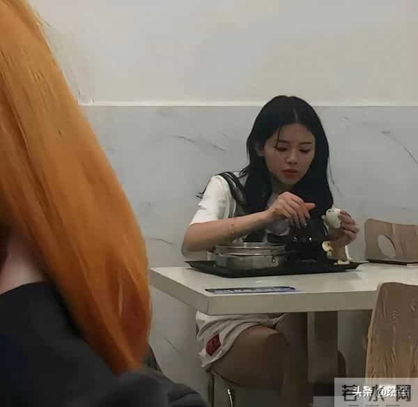 杨超越工厂打工照流出，这颜值直接坐稳厂花宝座啦