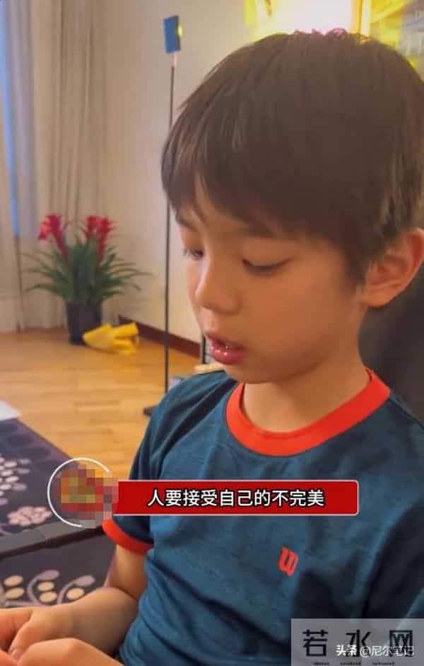 杜江带儿子看篮球，嗯哼与小时候判若两人，摘掉牙套大笑自信多了