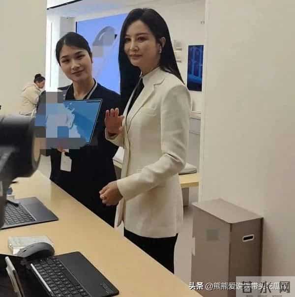 56岁陶红在北京被偶遇，她身材高挑，打扮时尚，看起来像40多女人