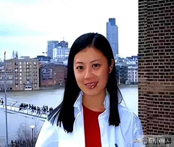 前央视主持人为爱情放弃国籍，走投无路回国捞金，如今过的怎样了