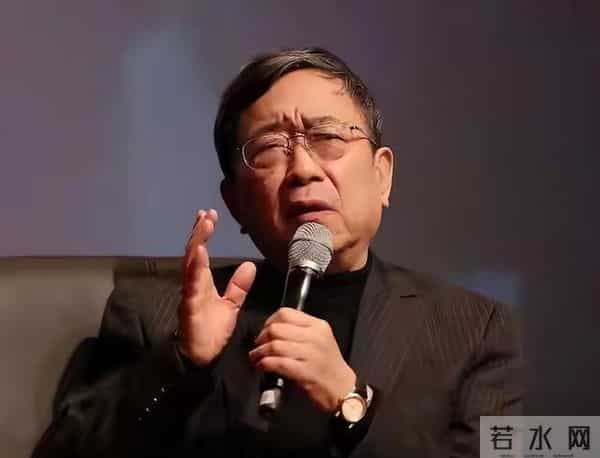 79岁余秋雨老态尽显，和妻子回安徽，未生孩子却一点都不遗憾