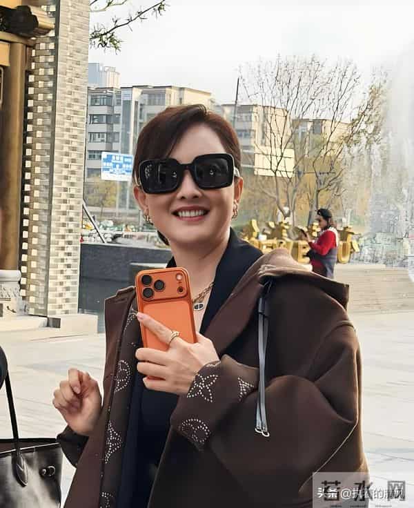 53岁的牛莉近照身材火辣，满身高奢