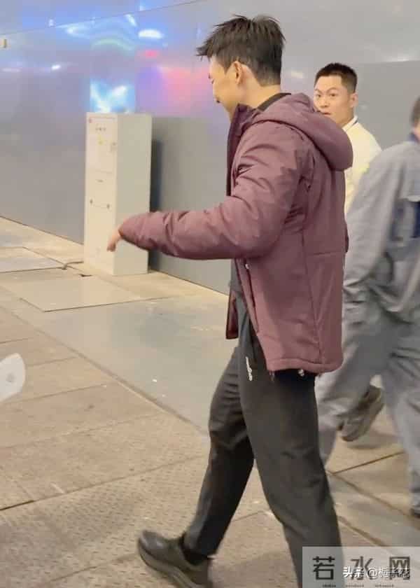 53岁刘畊宏在上海被偶遇，他身材真好，腹肌肉眼可见，太帅了吧