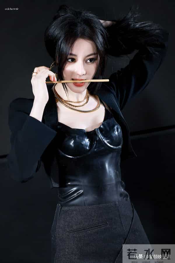 热巴皮衣小短裙真好看