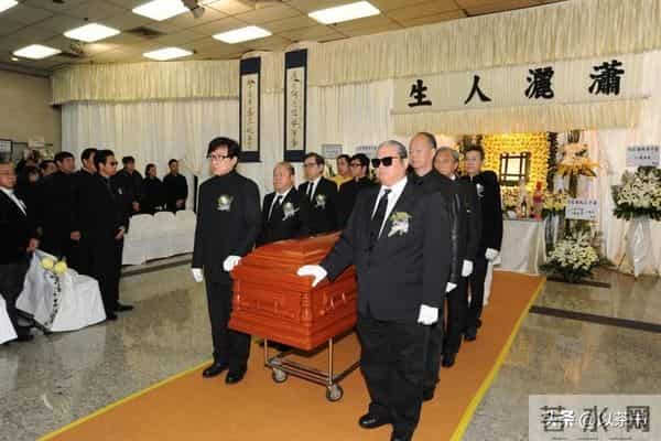 原来他已去世11年，早年恋情精彩52岁才结婚，遗孀比他小23岁