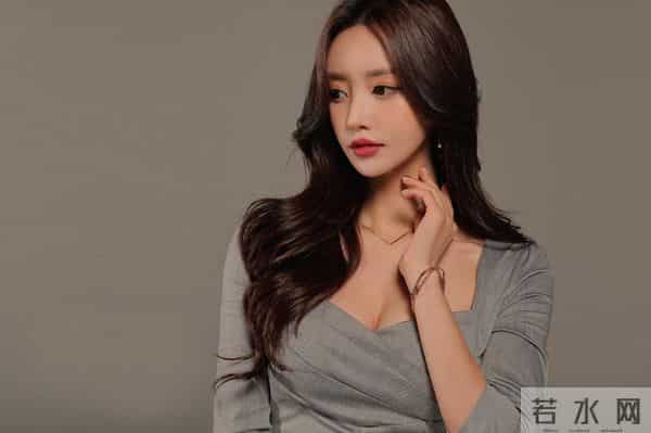 孙允珠『银河缎面轻滑低领纽花职业裙』