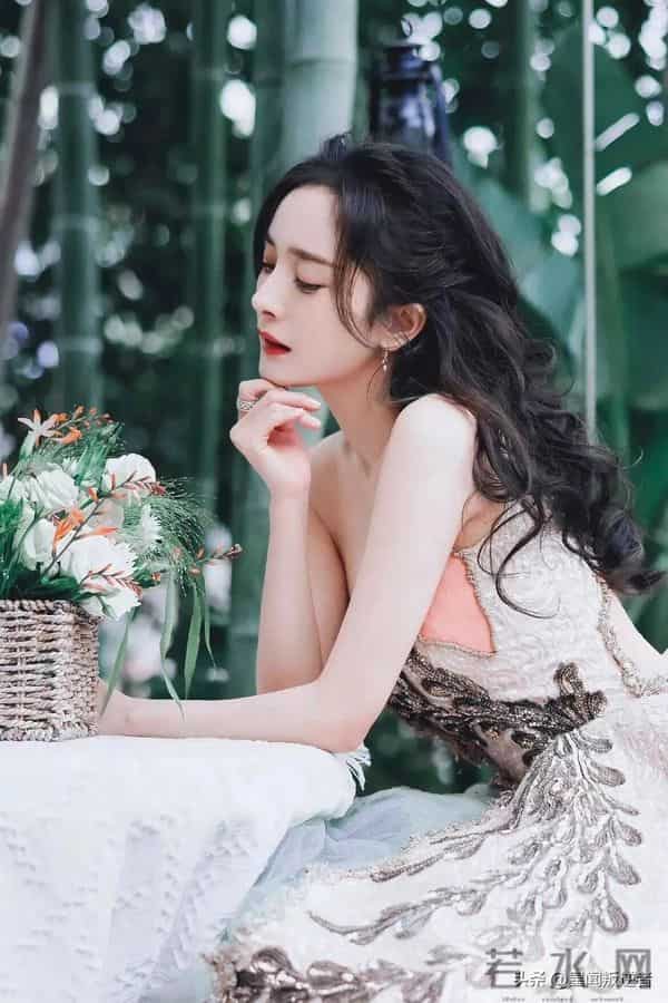 我的天，人间尤物杨幂的少女感真不是吹的，甜妹纯欲天花板