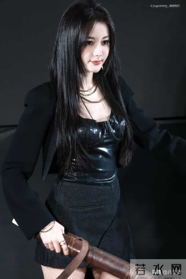 热巴这身材简直是极品，又美又飒，眼神又是那种清冷厌世型！