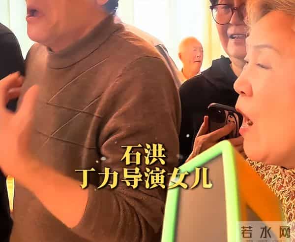 上影演员二代大聚会！75岁灯灯领衔唱夕阳红，他打扮很“非主流”