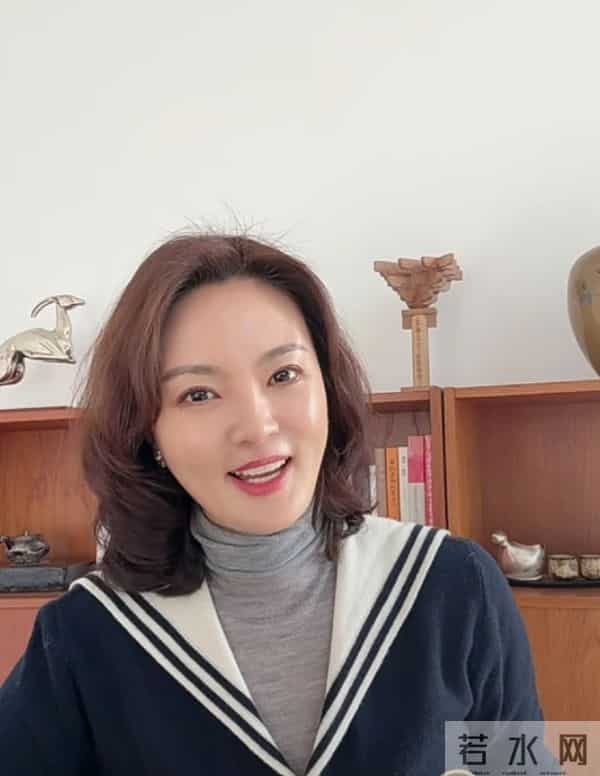 刘芳菲学院风穿搭出镜，卷发搭海军领开衫，优雅又精致