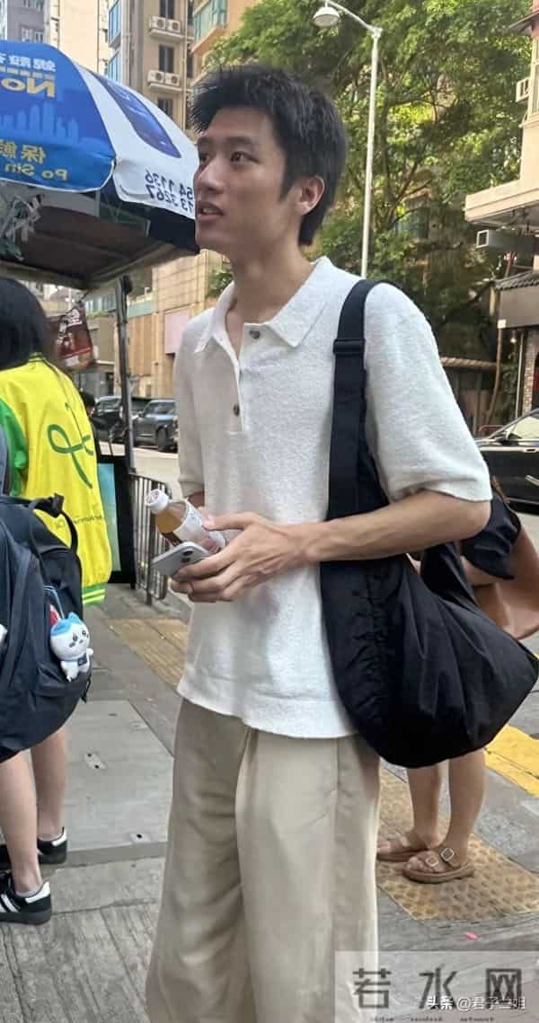 香港遇见这位男神，真的又高又瘦又帅。大家知道他是谁了吗？