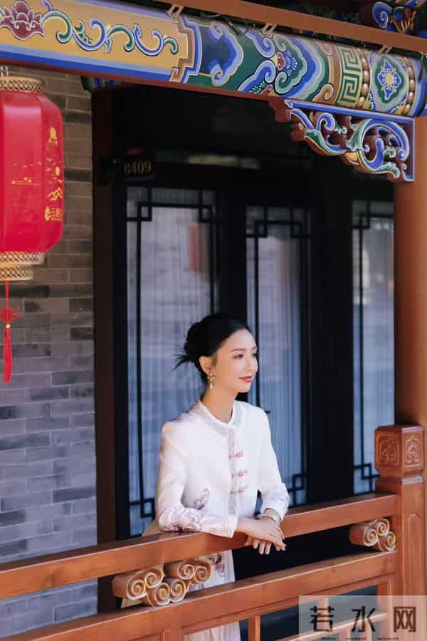 佟丽娅回母校！晒美照庆中戏75周年，依然是校花站C位，靳东也在