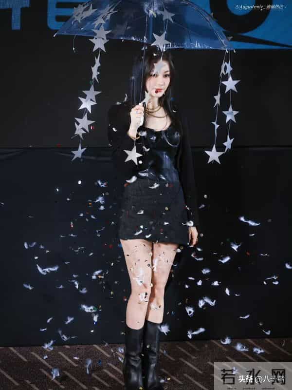 热巴这身材简直是极品，又美又飒，眼神又是那种清冷厌世型！