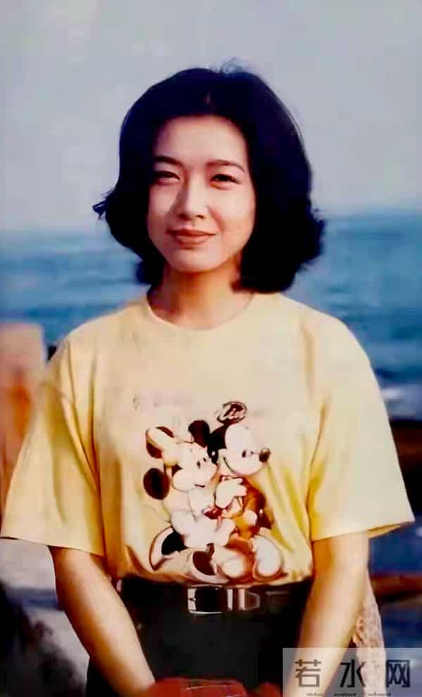 57岁江珊白发造型美哭全网!网友力赞:这才是女人最高级的美