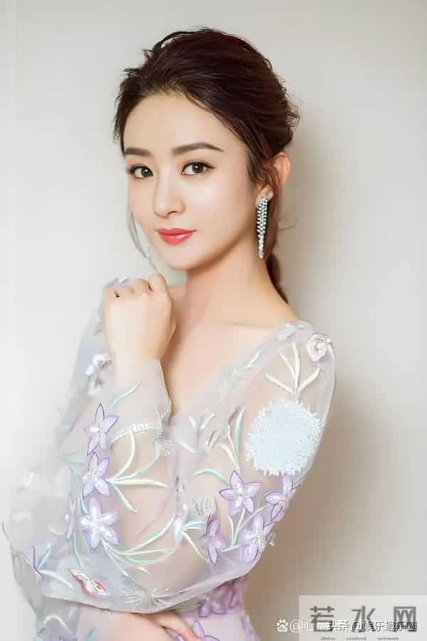 鎏金裙装衬着浅笑，每一缕光影都在诉说她的明媚