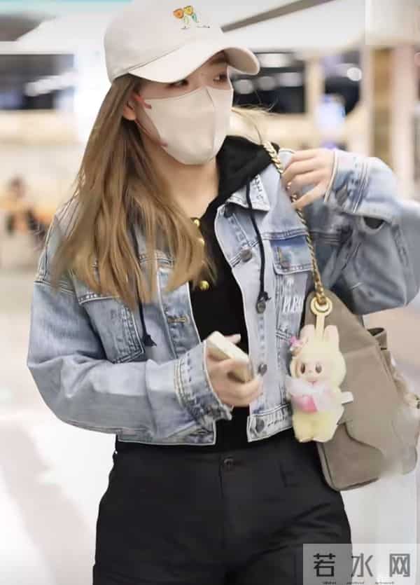 11.28刘诗雯抵达杭州，牛仔外套配帽子尽显休闲洒脱气质